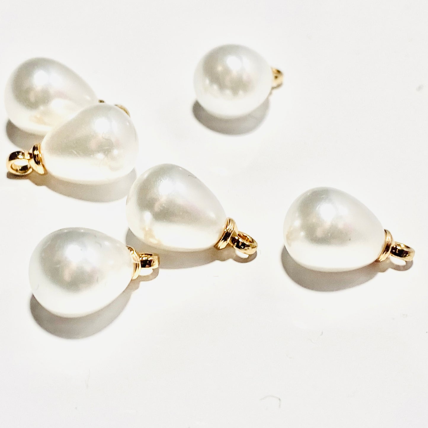 Berlocker vita pearls med guld detaljer